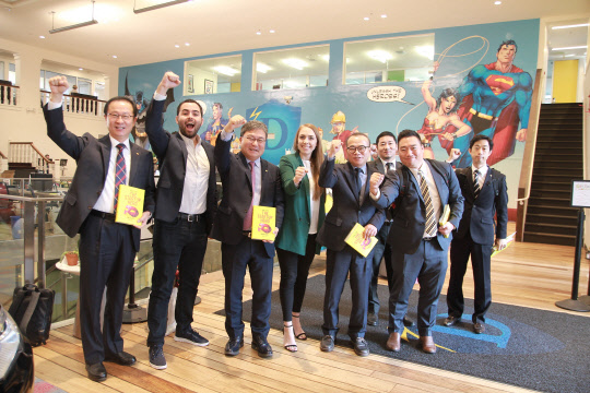 미국 실리콘밸리에 있는 드레이퍼 대학교를 방문한 이상직 중소기업진흥공단 이사장(왼쪽 세번째)이 학교 관계자들과 기념촬영을 하고 있다. 중소기업진흥공단 제공